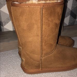 BRAND NEW Après boots